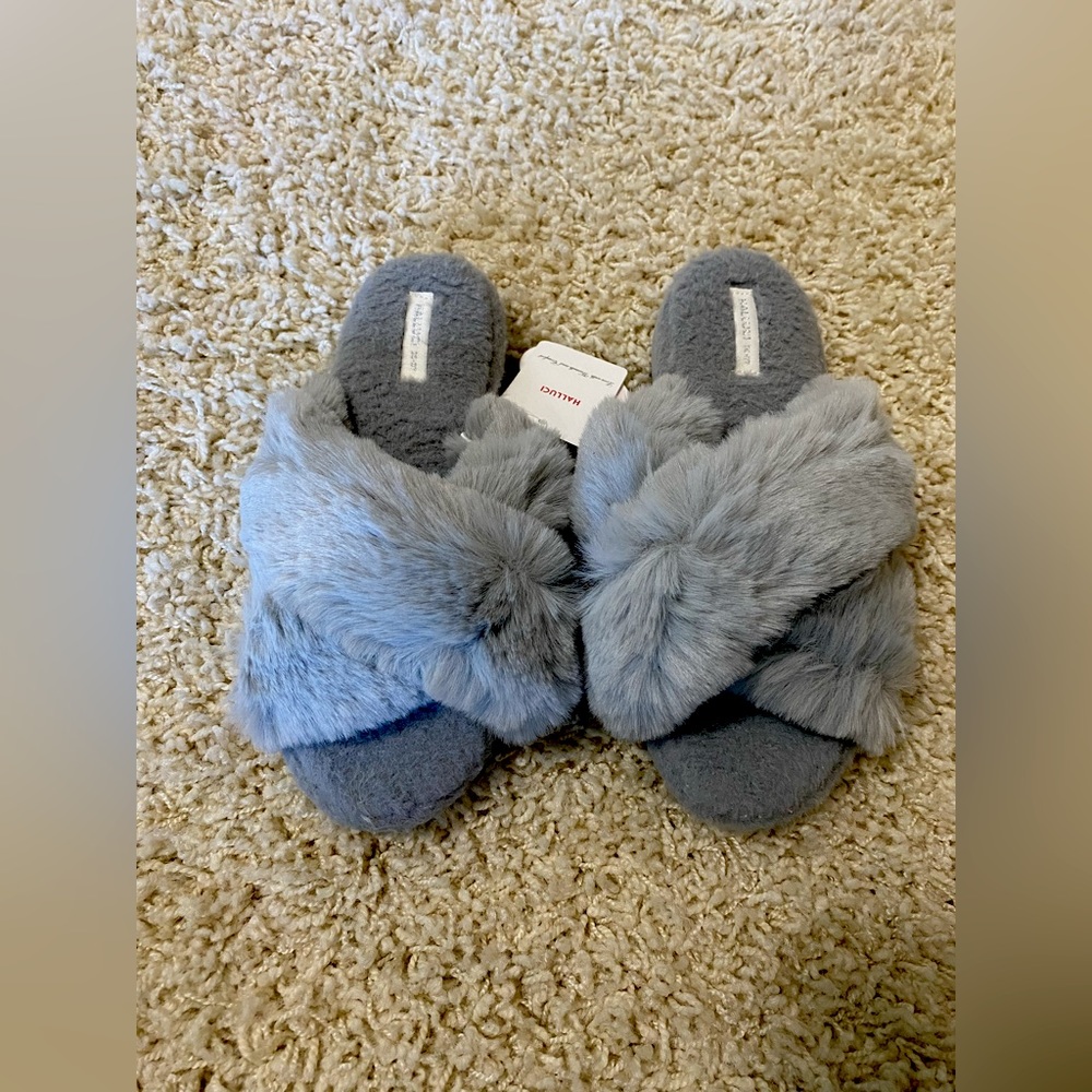 NWT Women’s Cross Band Faux Fur Slippers Size 5-6 Ash Grey